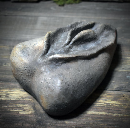 Traditionelles Rauchbrand-Herz mit eingearbeiteter Yoni – symbolstarkes archaisches Objekt - SKU188