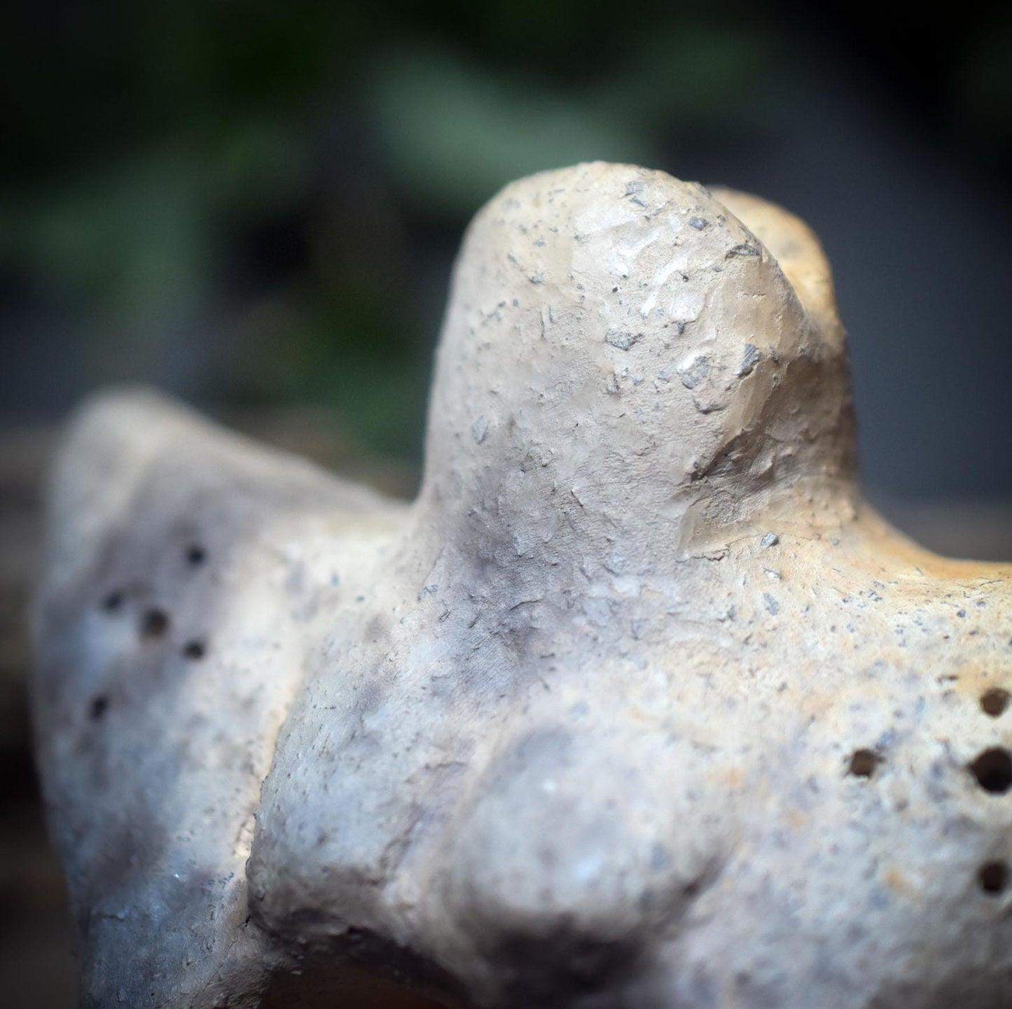 Skulptur „Mondgöttin“ – Archaische Rauchbrandfigur aus Ton