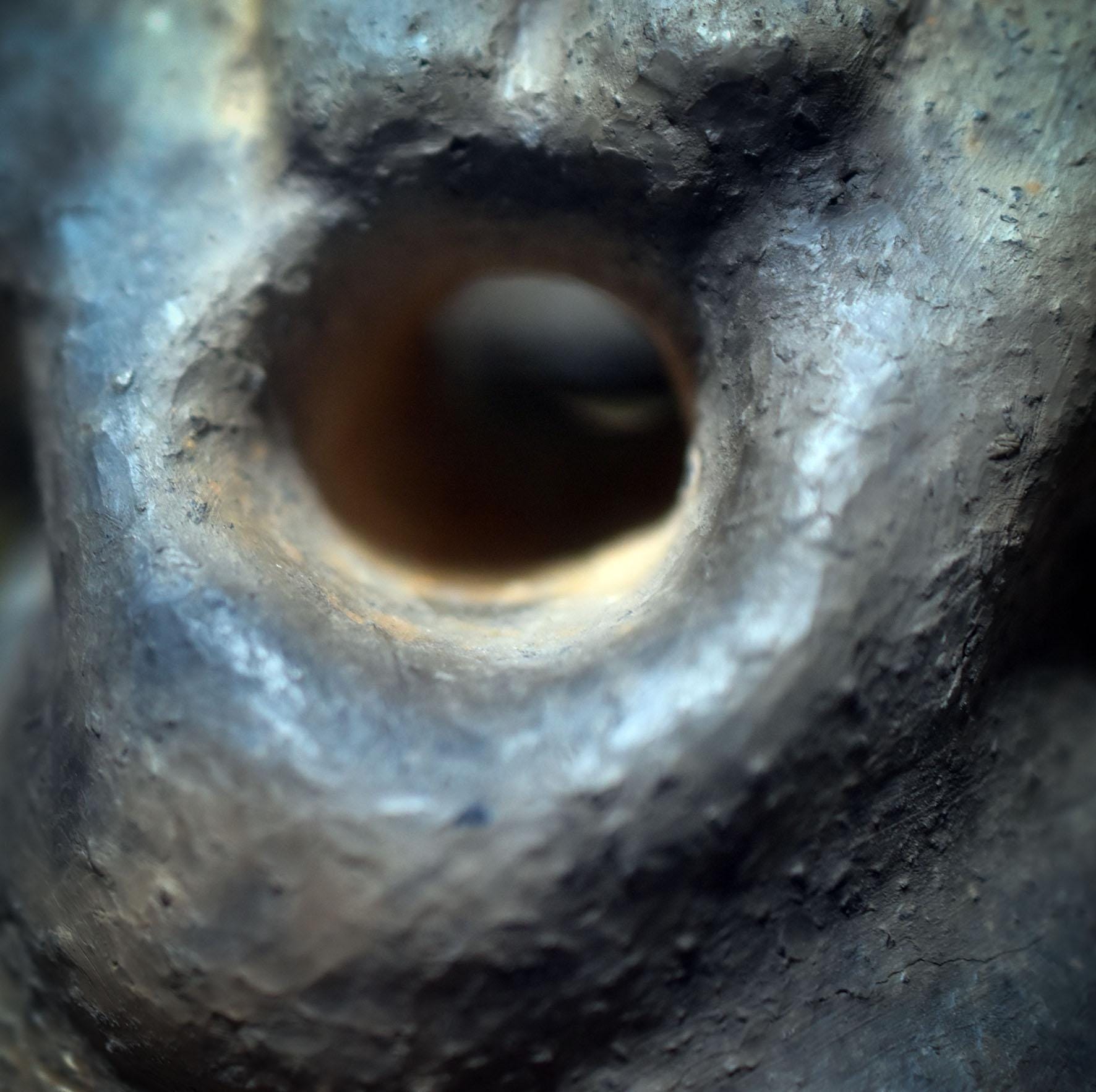 Skulptur „Mondgöttin“ – Archaische Rauchbrandfigur aus Ton - SKU189