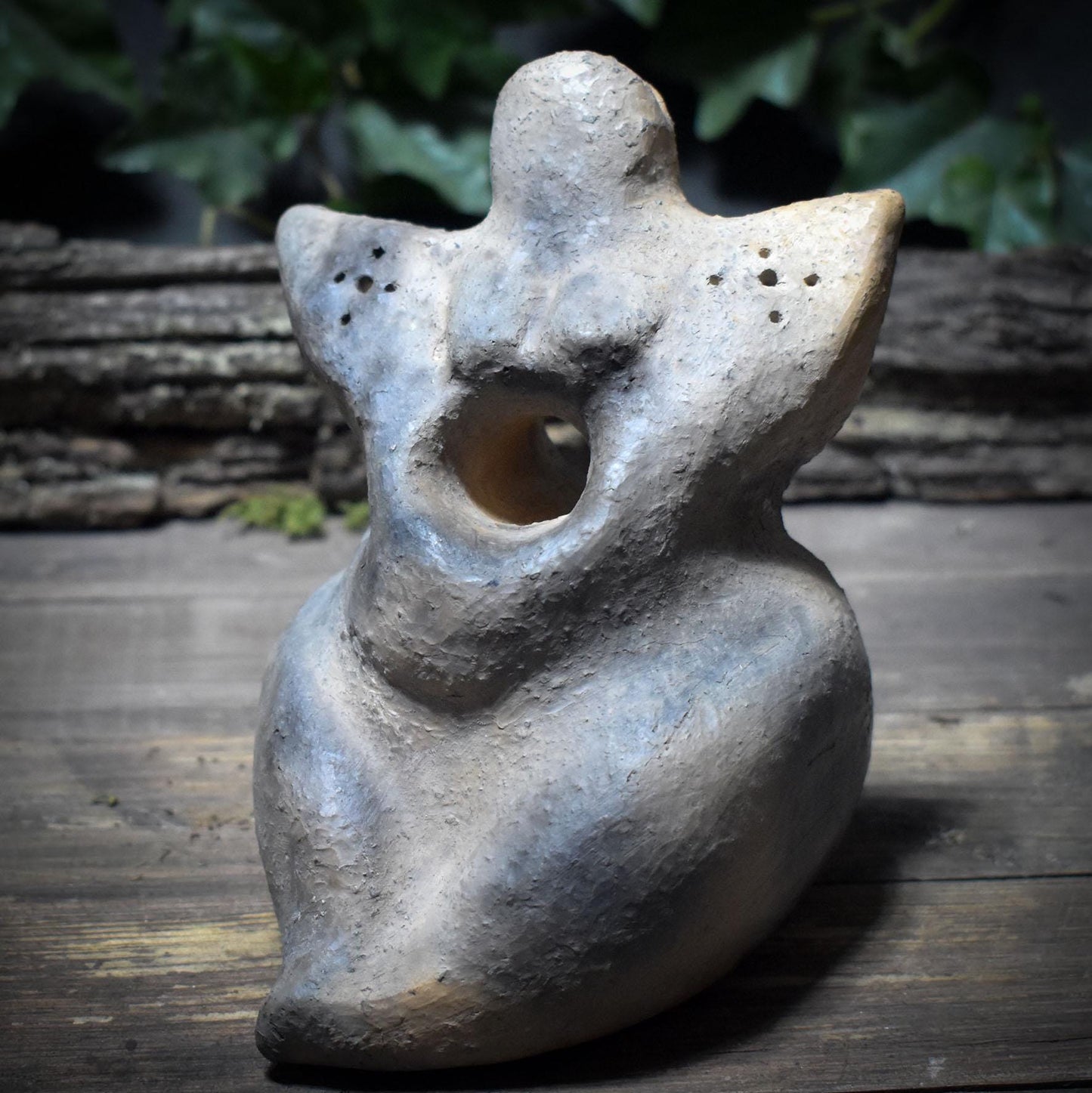 Skulptur „Mondgöttin“ – Archaische Rauchbrandfigur aus Ton