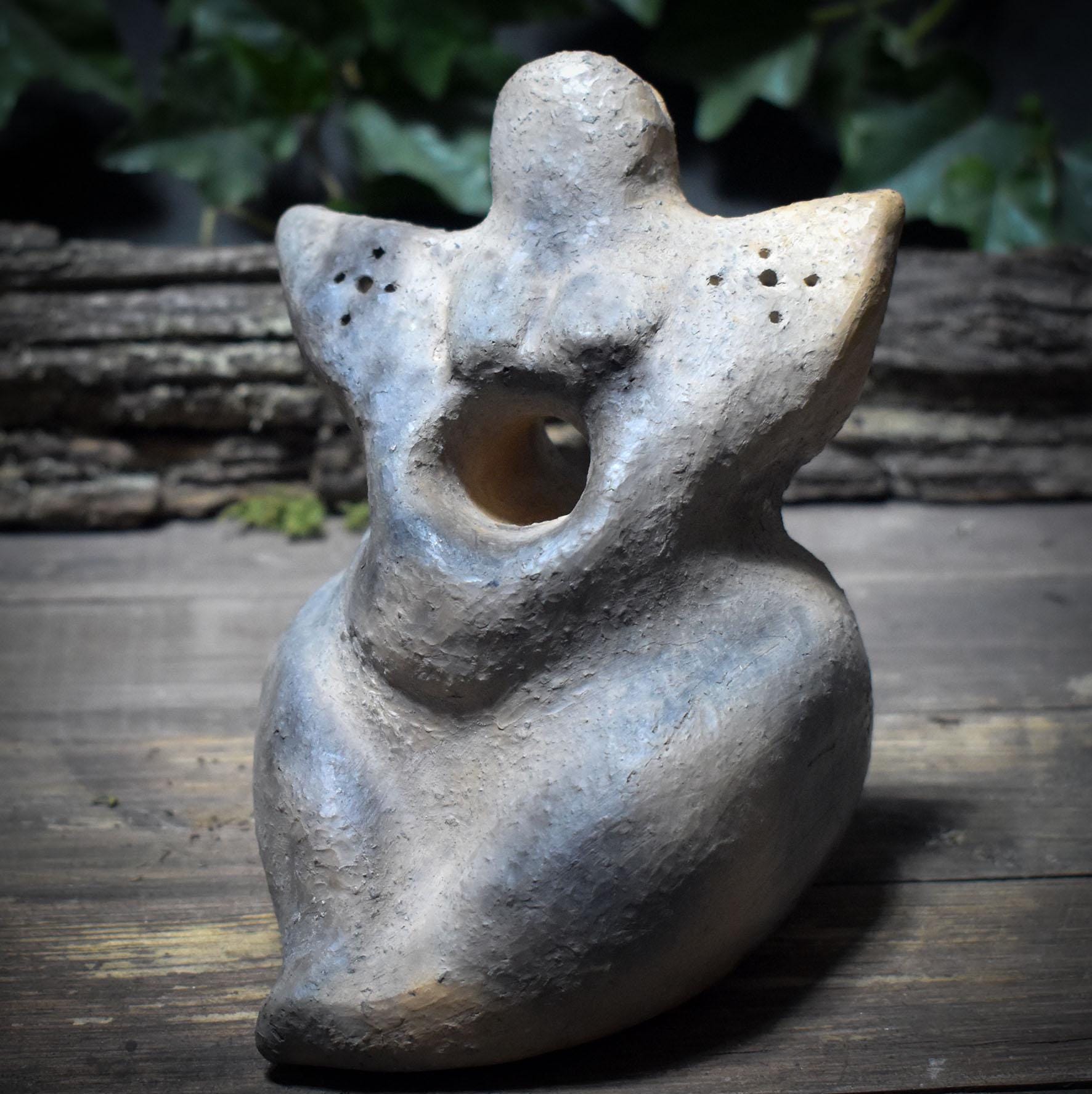 Skulptur „Mondgöttin“ – Archaische Rauchbrandfigur aus Ton