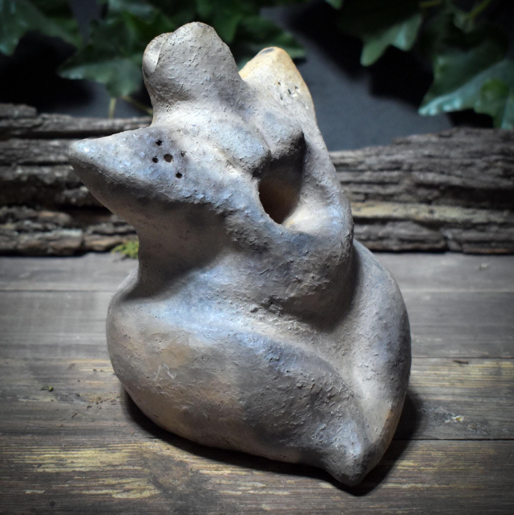 Skulptur „Mondgöttin“ – Archaische Rauchbrandfigur aus Ton - SKU189