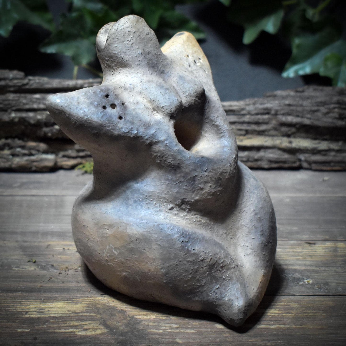 Skulptur „Mondgöttin“ – Archaische Rauchbrandfigur aus Ton