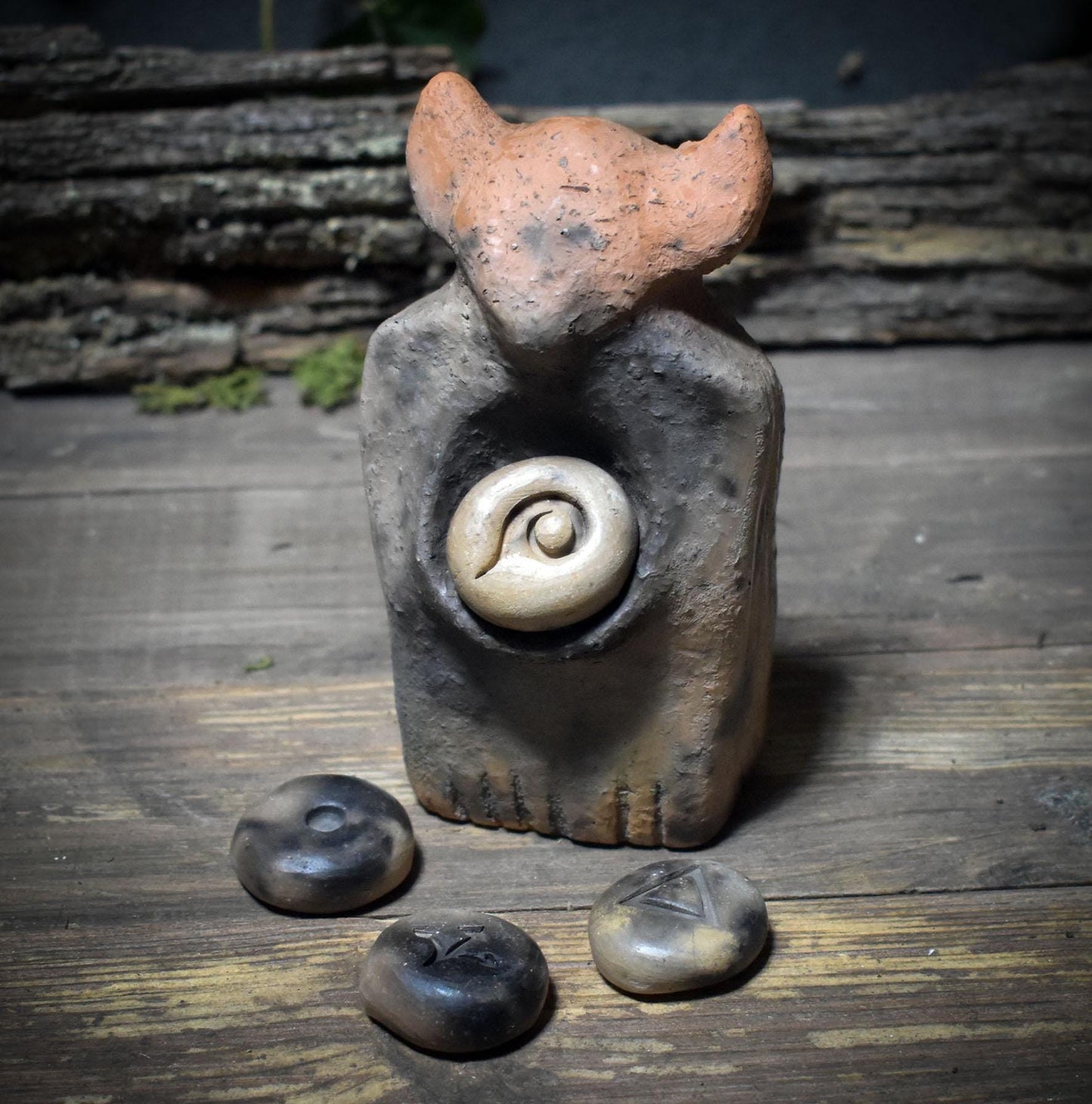 Ritualskulptur aus Rauchbrandton mit vier Symbolsteinen - SKU190