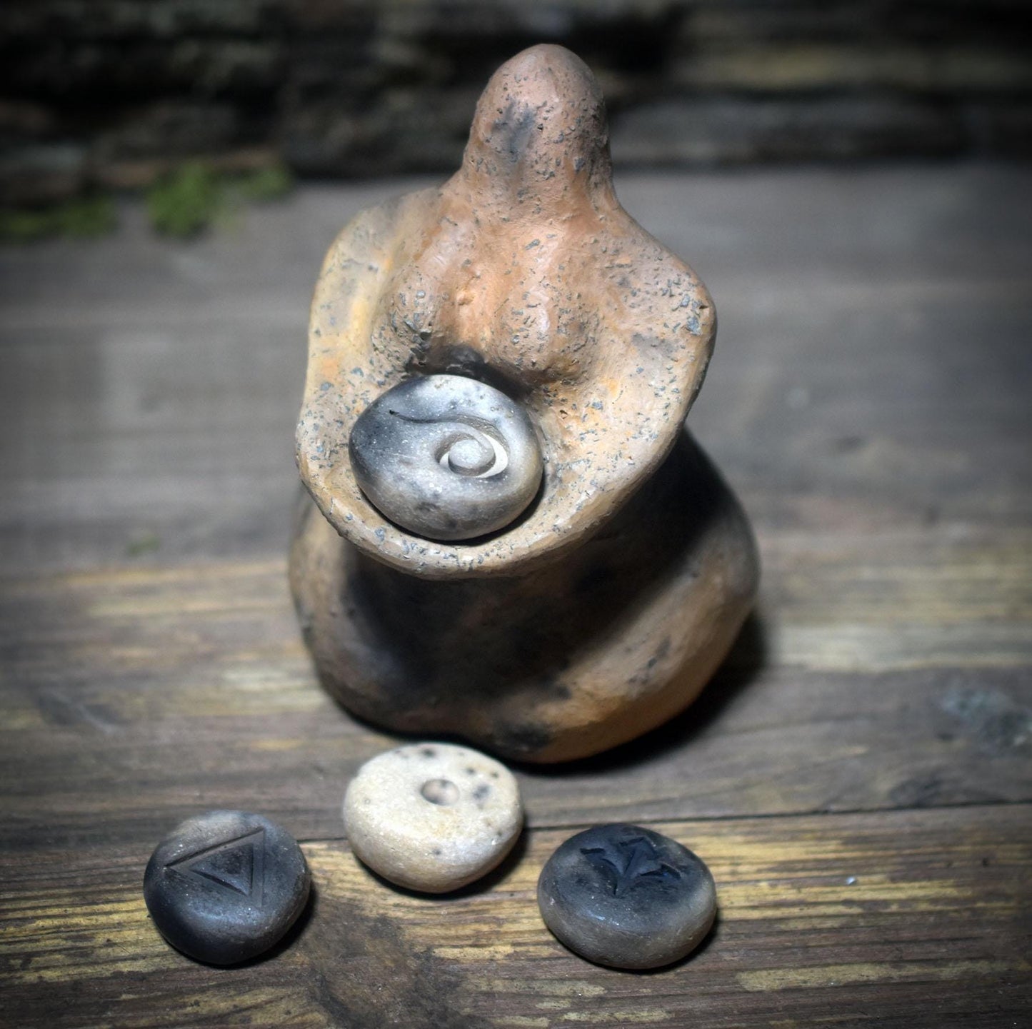 Ritualskulptur aus Rauchbrandton mit vier Symbolsteinen - SKU190