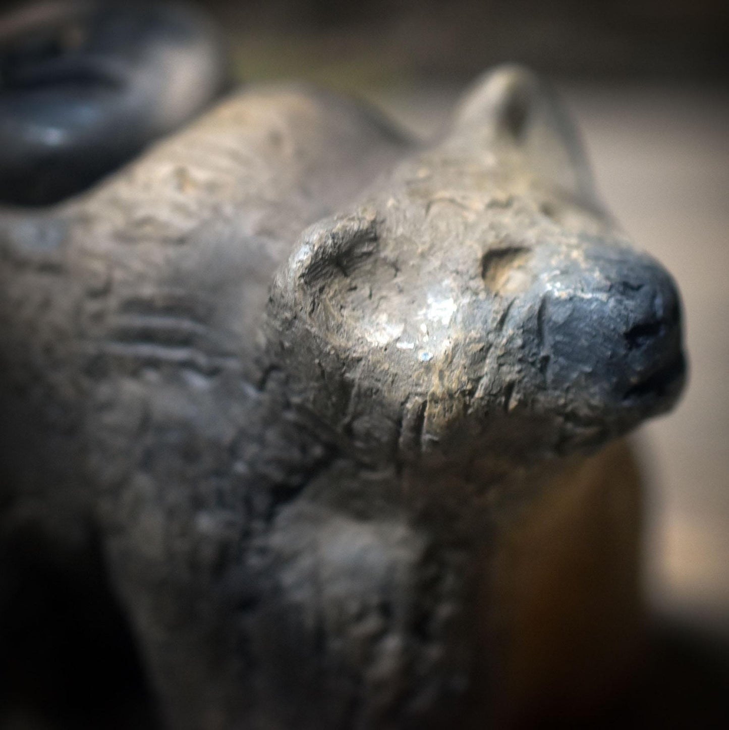 Ritualskulptur aus Rauchbrandton mit vier Symbolsteinen - SKU190