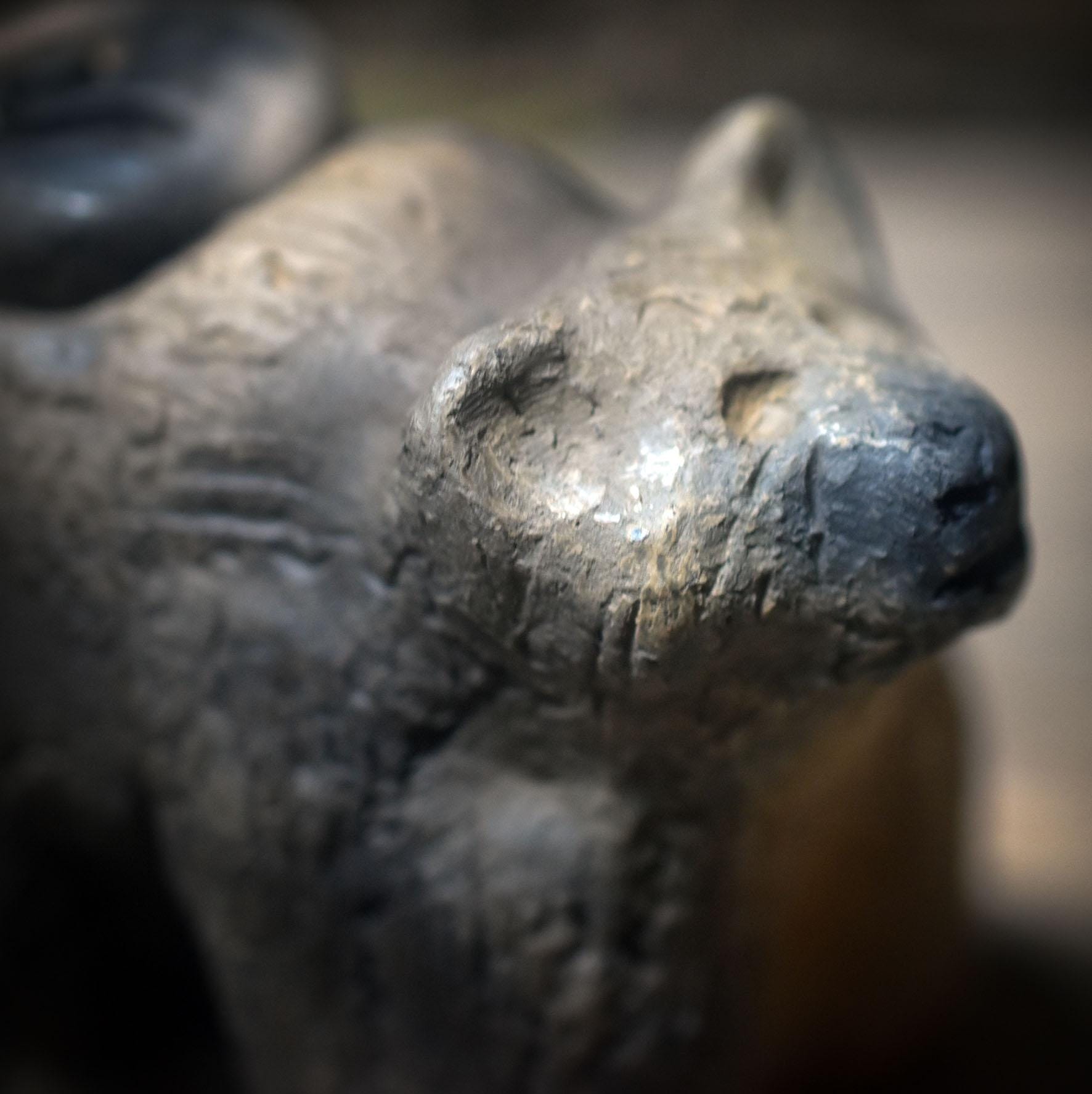 Ritualskulptur aus Rauchbrandton mit vier Symbolsteinen - SKU190