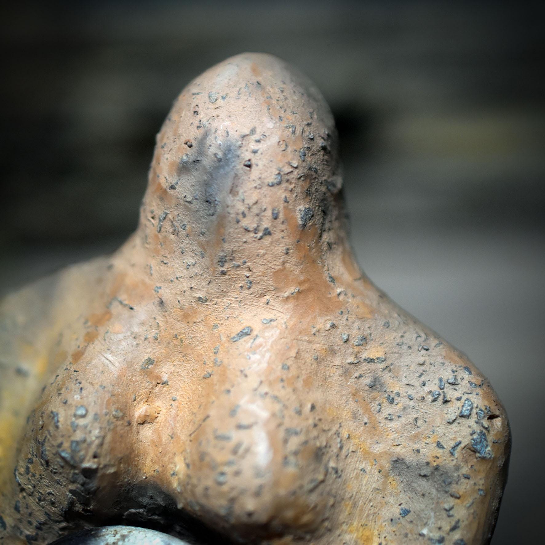 Ritualskulptur aus Rauchbrandton mit vier Symbolsteinen - SKU190