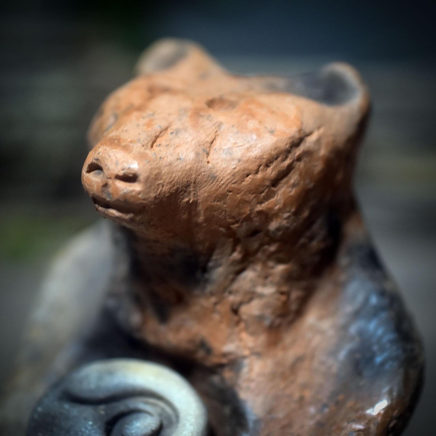 Ritualskulptur aus Rauchbrandton mit vier Symbolsteinen - SKU190