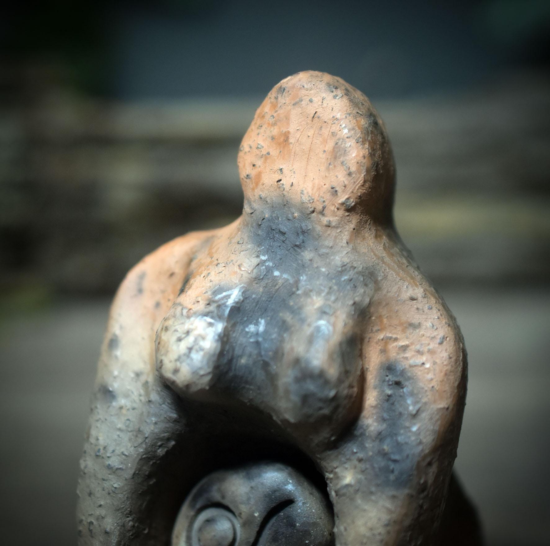 Ritualskulptur aus Rauchbrandton mit vier Symbolsteinen - SKU190