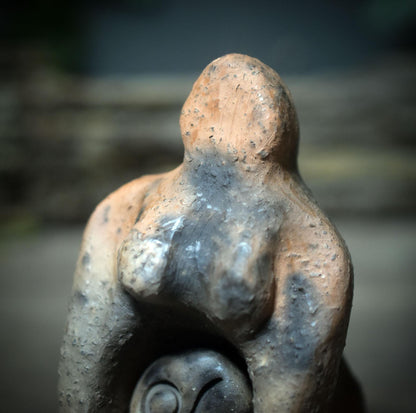 Ritualskulptur aus Rauchbrandton mit vier Symbolsteinen - SKU190