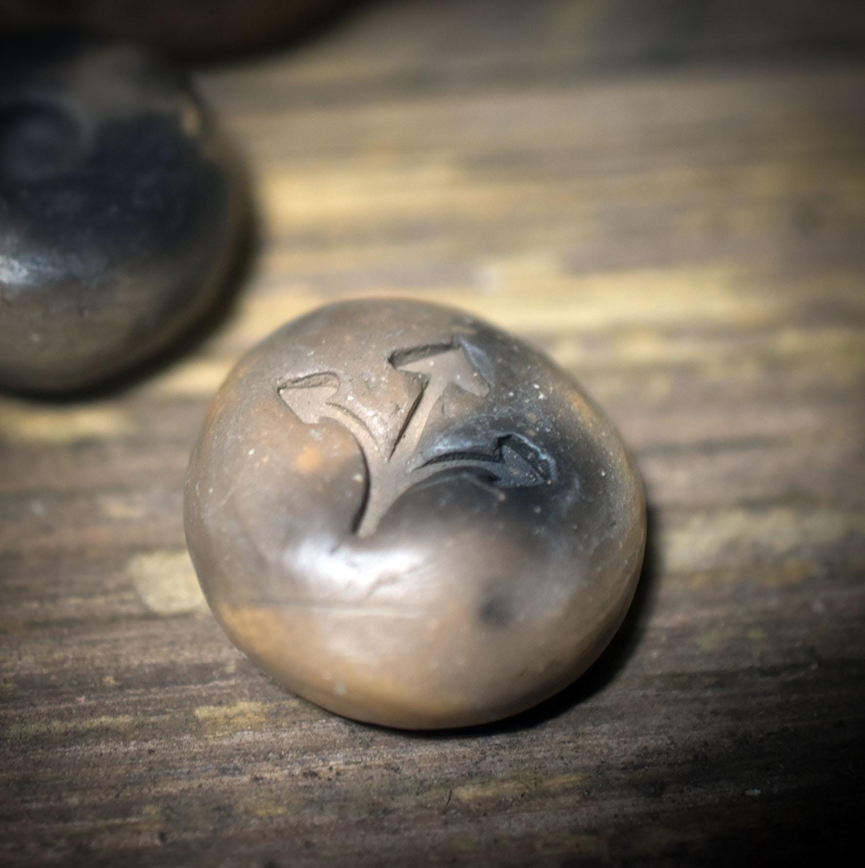 Ritualskulptur aus Rauchbrandton mit vier Symbolsteinen - SKU190