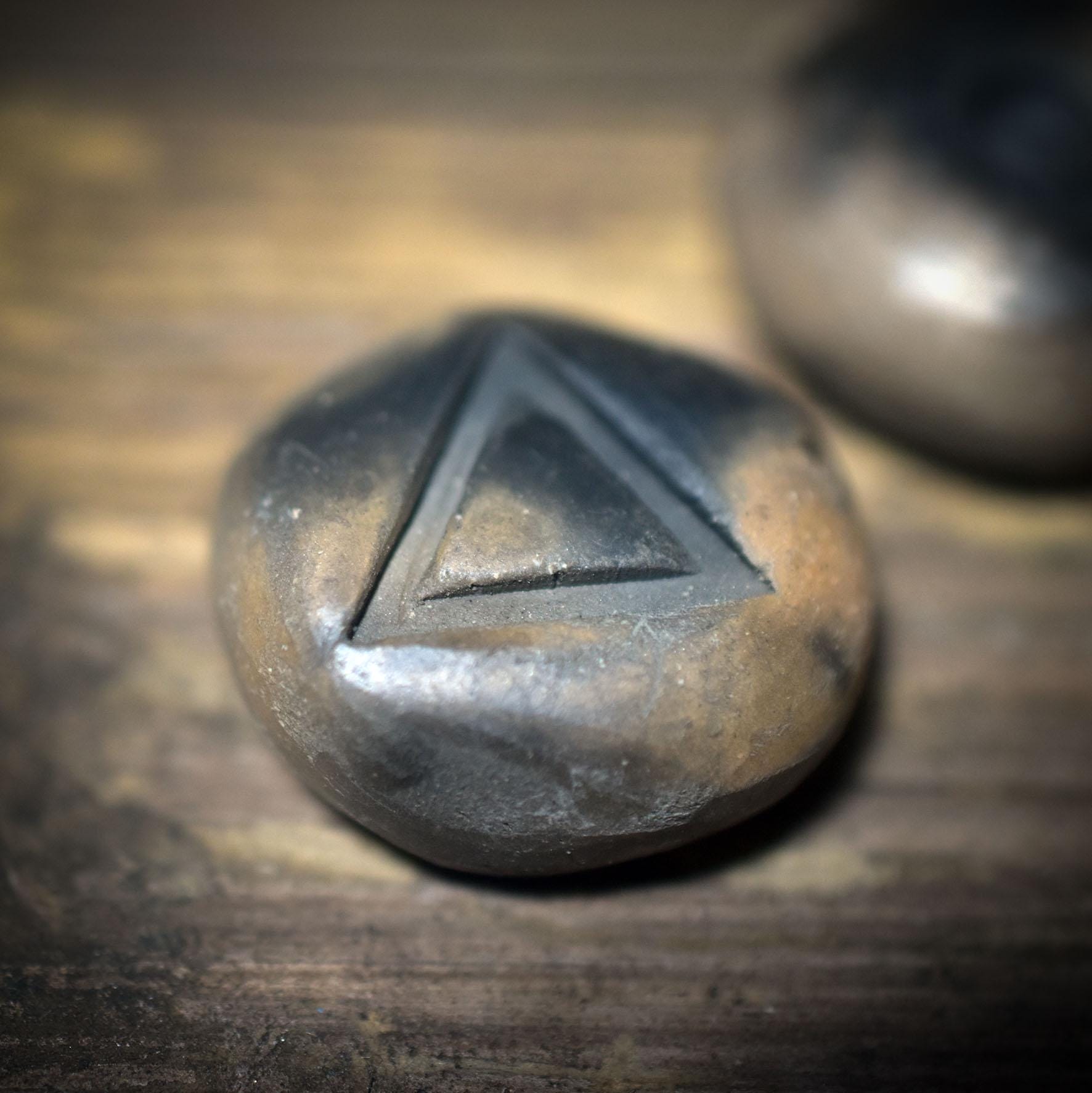 Ritualskulptur aus Rauchbrandton mit vier Symbolsteinen - SKU190