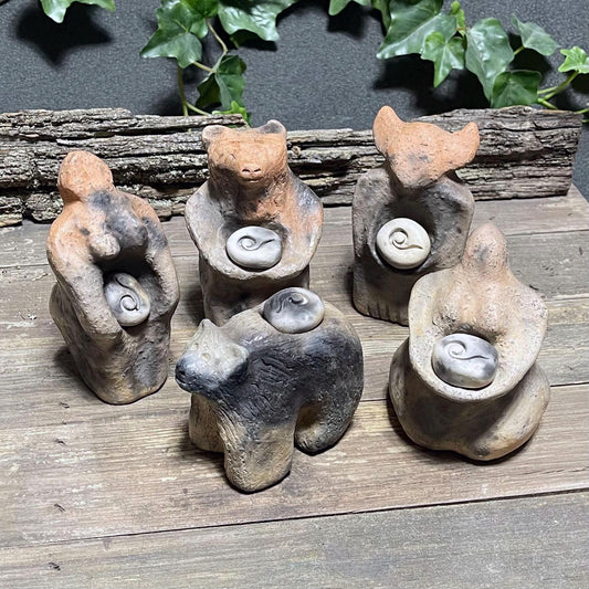 Ritualskulptur aus Rauchbrandton mit vier Symbolsteinen - SKU192