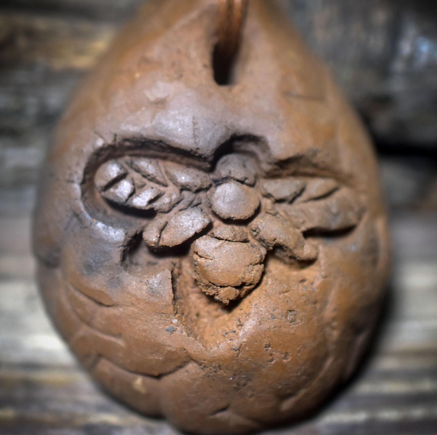 Bienen-Amulett aus Ton – archaische Kunstform aus traditionell gebranntem Ton - AMU069