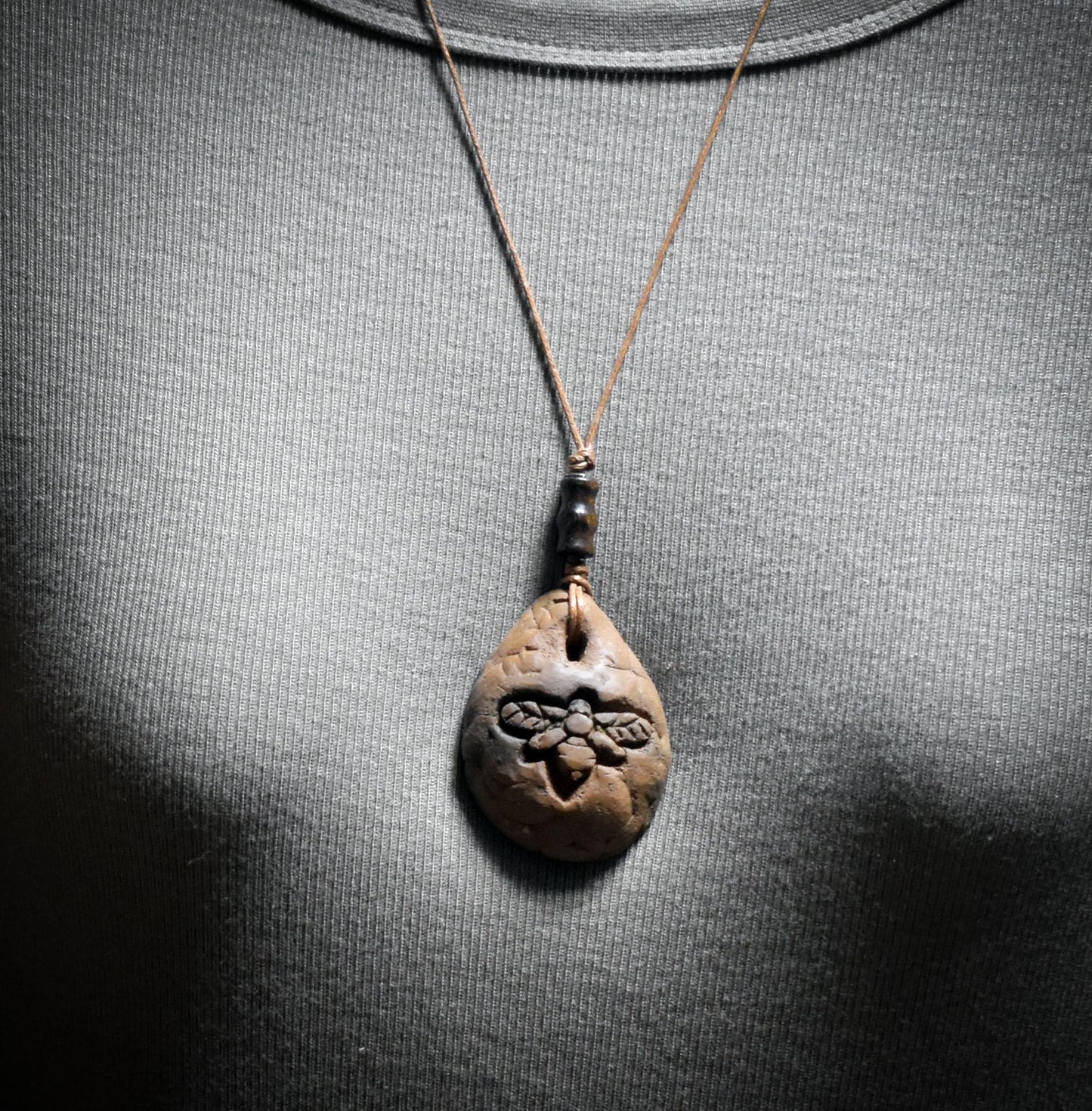 Bienen-Amulett aus Ton – archaische Kunstform aus traditionell gebranntem Ton - AMU069