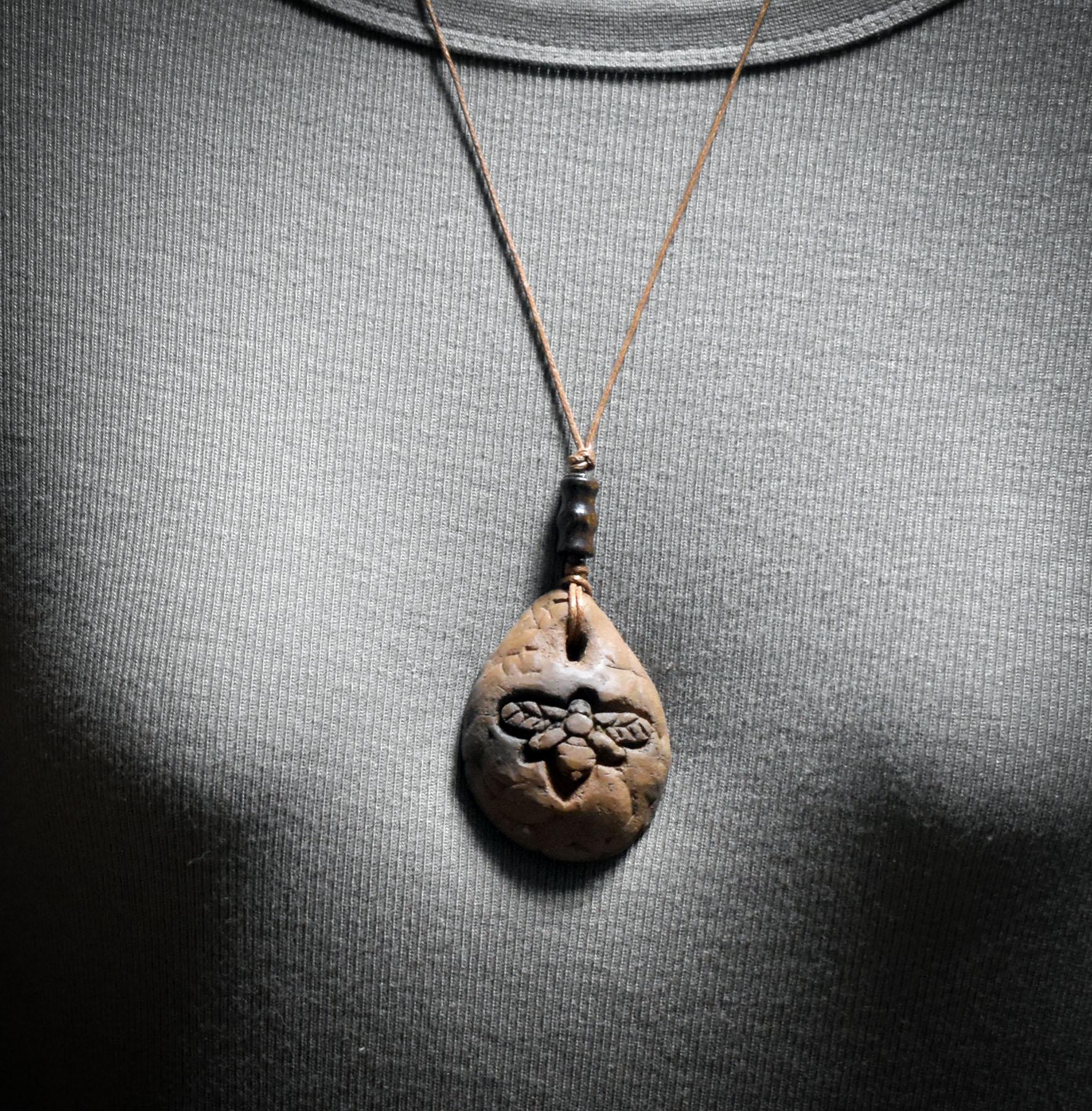Bienen-Amulett aus Ton – archaische Kunstform aus traditionell gebranntem Ton - AMU069