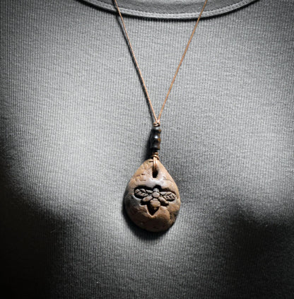 Bienen-Amulett aus Ton – archaische Kunstform aus traditionell gebranntem Ton - AMU069