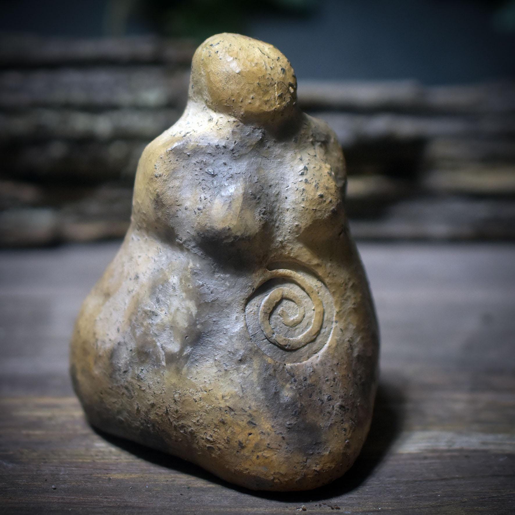 Hüterin deiner Wünsche – die archaische Göttin aus Rauchbrand-Ton - deine spirituelle Lebensbegleiterin - Art.Nr.: WSH006