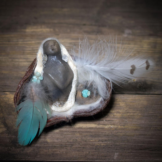 Spirit Doll aus Rauchbrandton – gepucktes Baby in Blütenwiege mit Amazonit & Bergkristall - SDO020