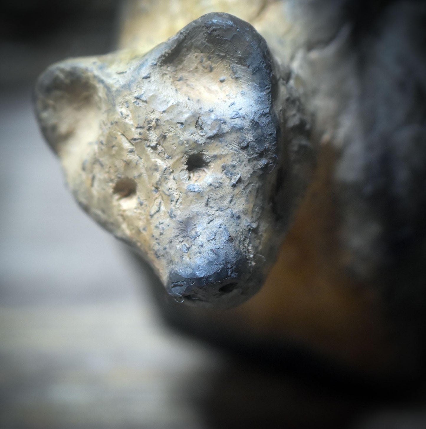 Schamanische Bär-Skulptur aus Rauchbrandton – Archaisches Krafttier für Stärke & Erdverbundenheit - SKU196