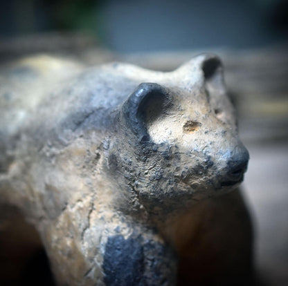 Schamanische Bär-Skulptur aus Rauchbrandton – Archaisches Krafttier für Stärke & Erdverbundenheit SKU197