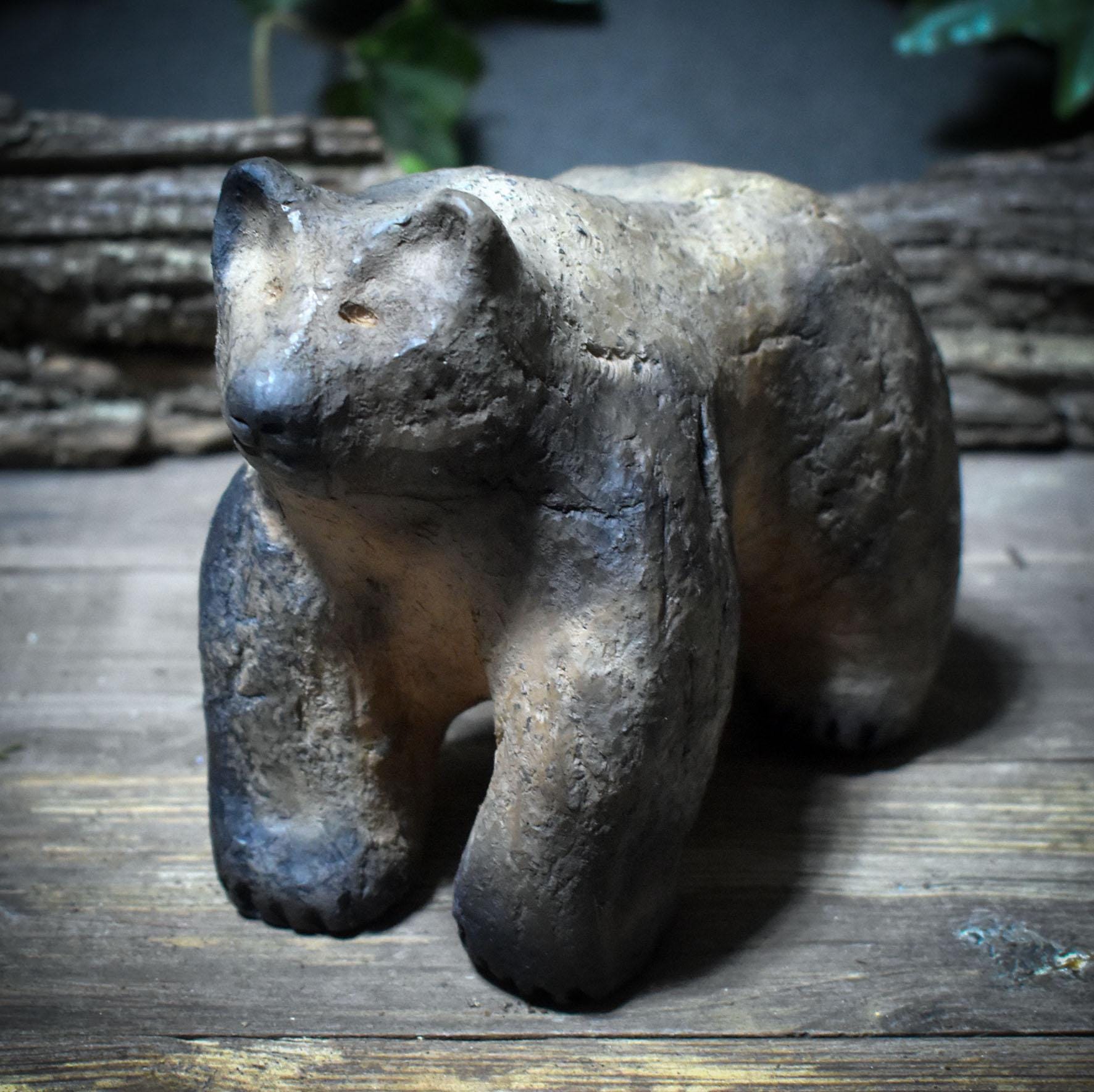 Schamanische Bär-Skulptur aus Rauchbrandton – Archaisches Krafttier für Stärke & Erdverbundenheit SKU197