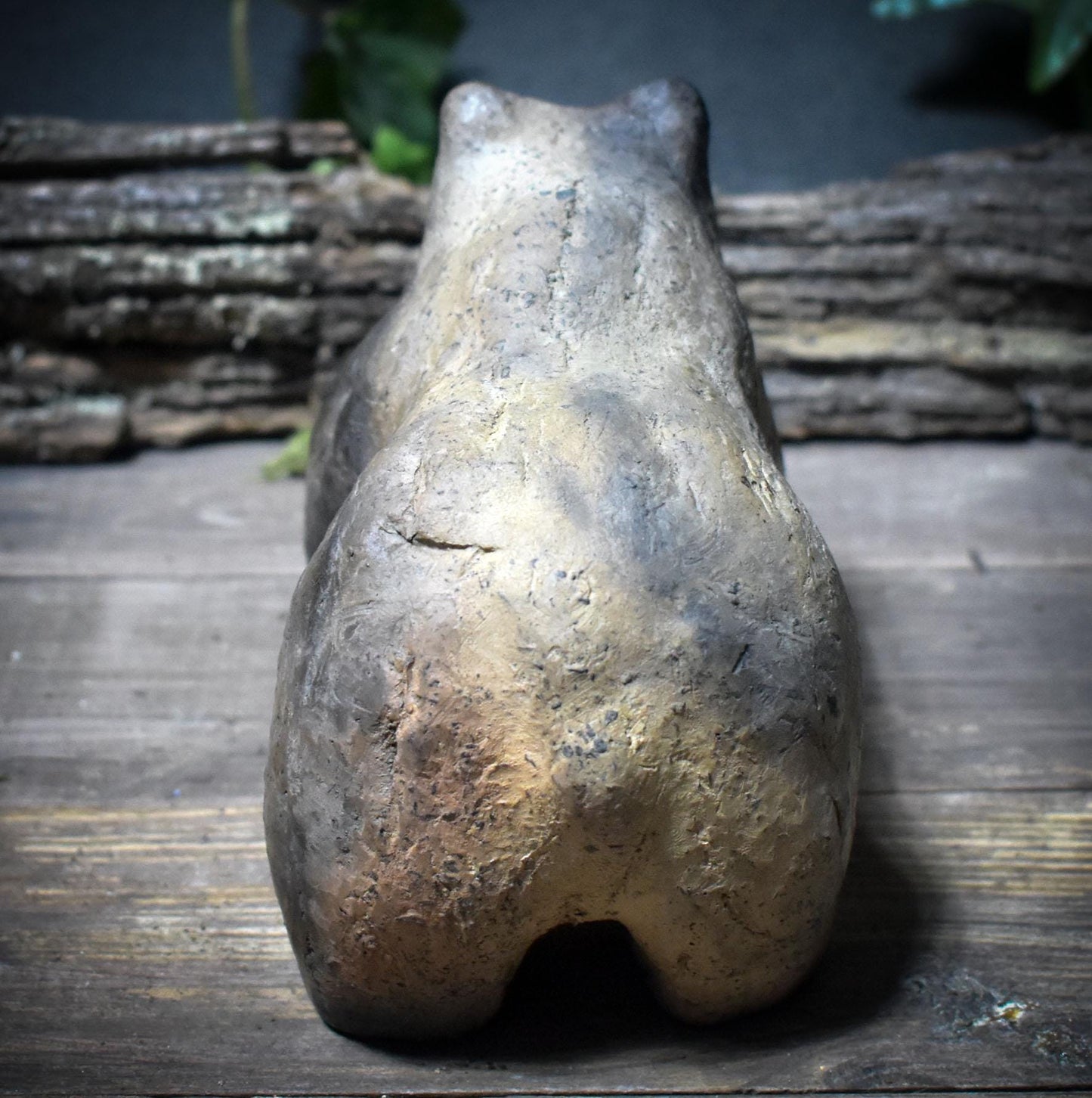 Schamanische Bär-Skulptur aus Rauchbrandton – Archaisches Krafttier für Stärke & Erdverbundenheit SKU197