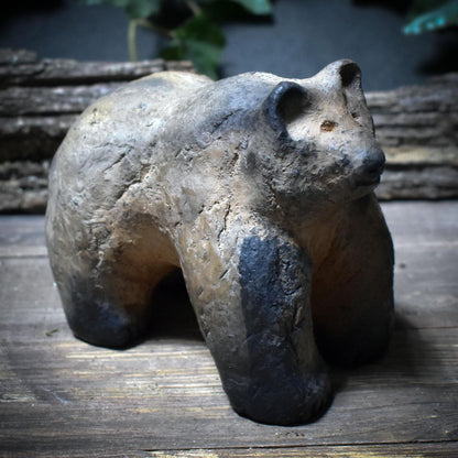 Schamanische Bär-Skulptur aus Rauchbrandton – Archaisches Krafttier für Stärke & Erdverbundenheit SKU197