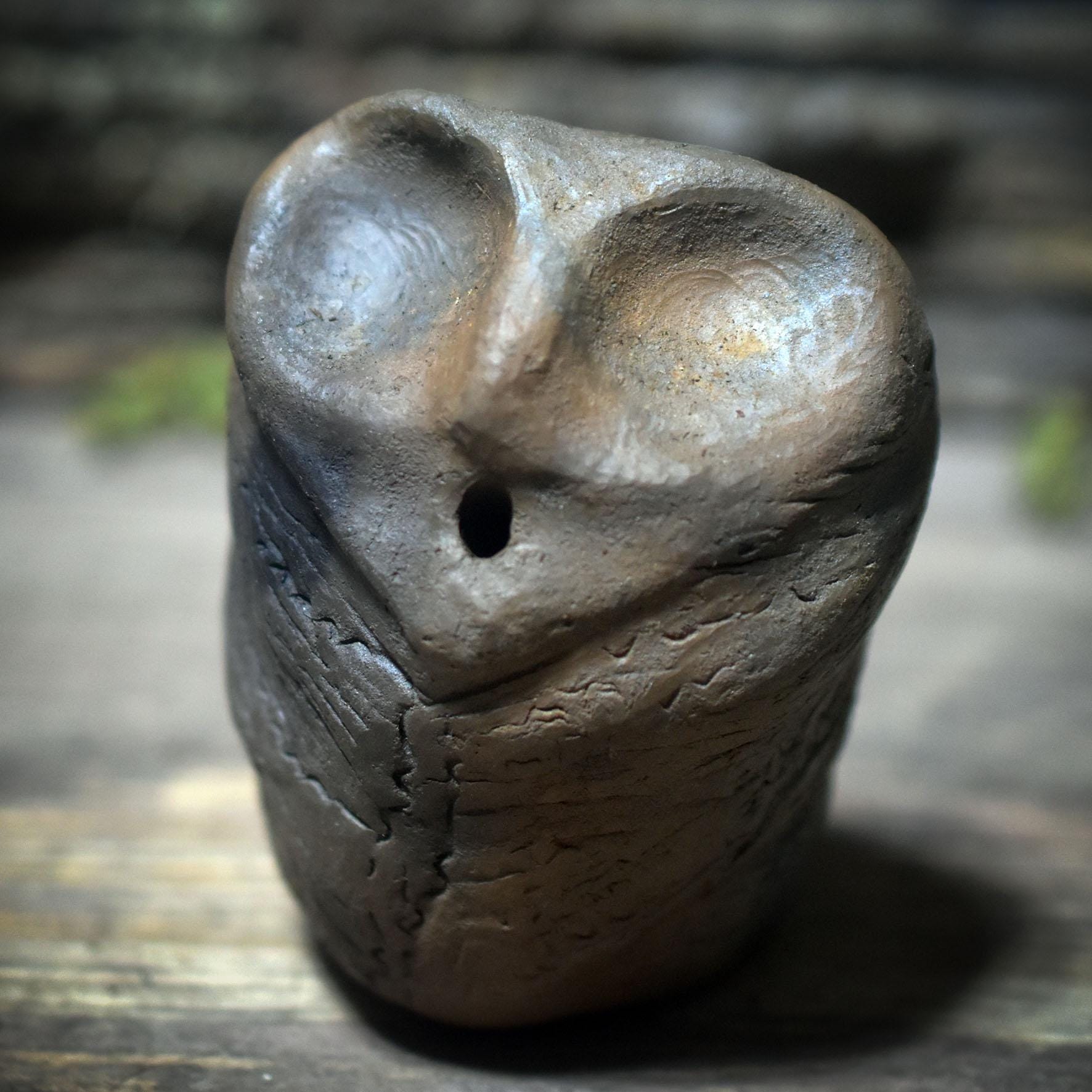 Schamanische Rassel in Form des Krafttieres Eule – Rauchbrandkunst als spiritueller Begleiter - SRA066