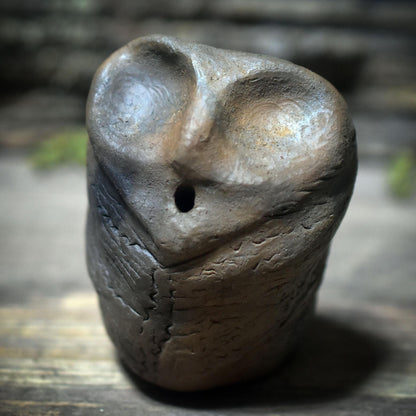 Schamanische Rassel in Form des Krafttieres Eule – Rauchbrandkunst als spiritueller Begleiter - SRA066