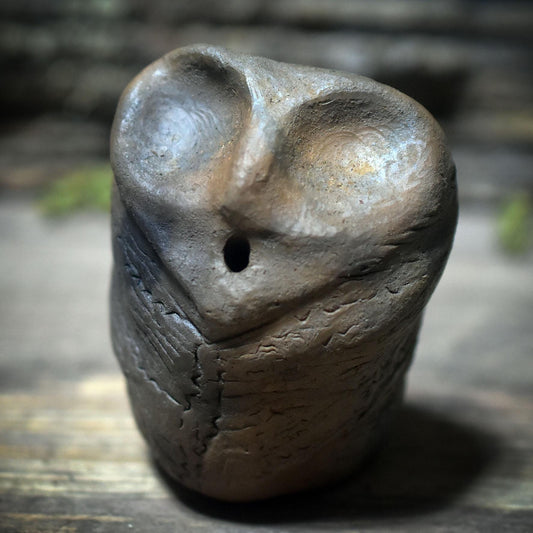 Schamanische Rassel in Form des Krafttieres Eule – Rauchbrandkunst als spiritueller Begleiter - SRA066