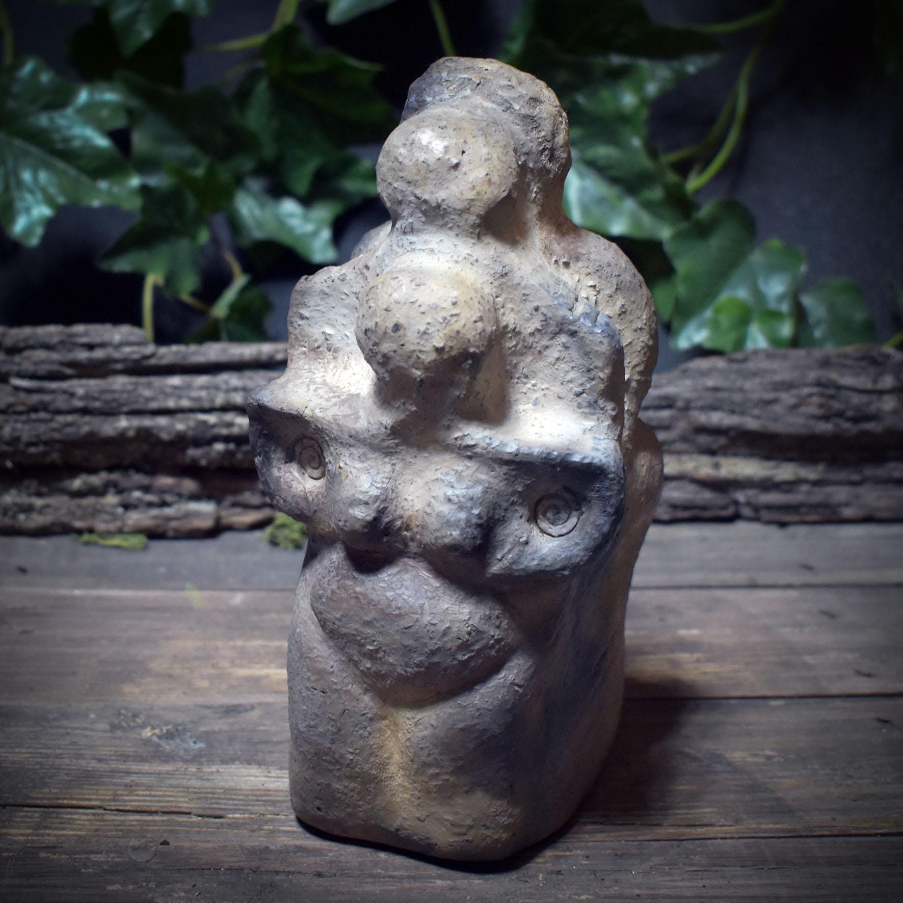 Drei Frauen – Ein Ursprung · Archaische Venus-Skulptur aus Ton - SKU200