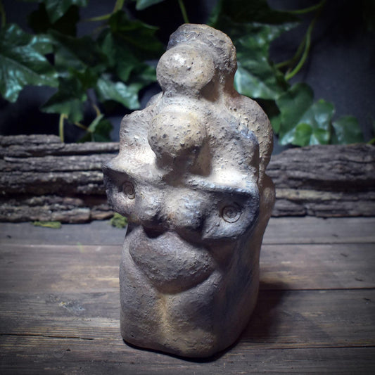 Drei Frauen – Ein Ursprung · Archaische Venus-Skulptur aus Ton - SKU200