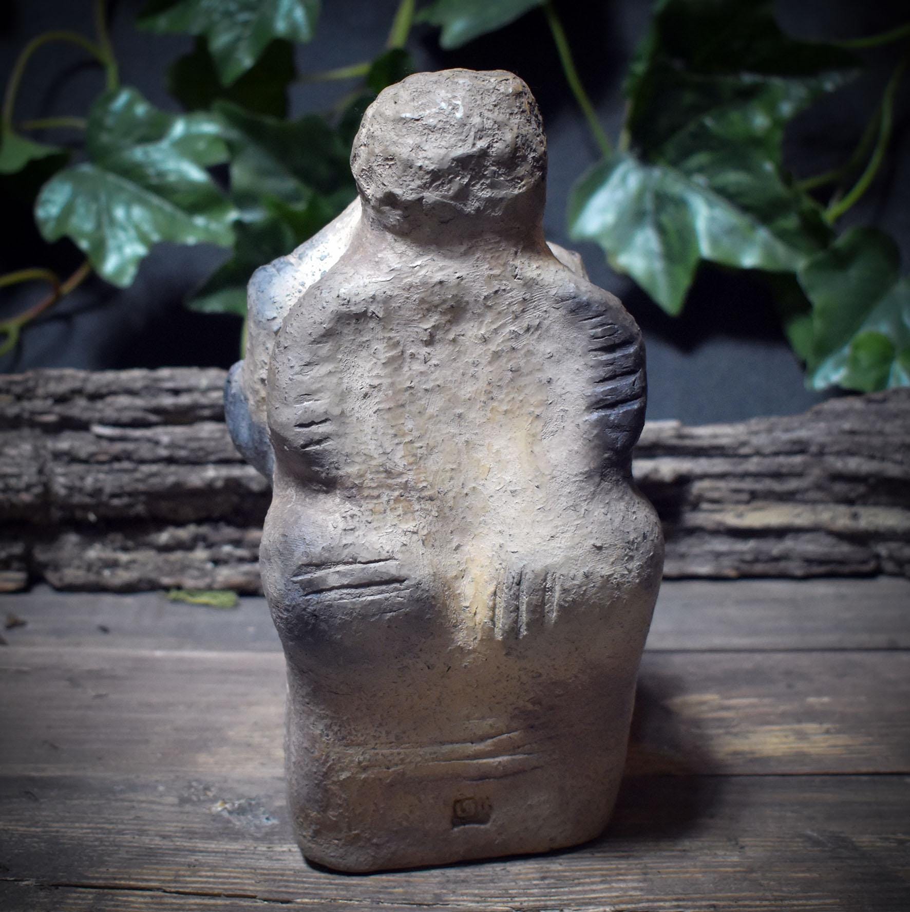 Drei Frauen – Ein Ursprung · Archaische Venus-Skulptur aus Ton - SKU200