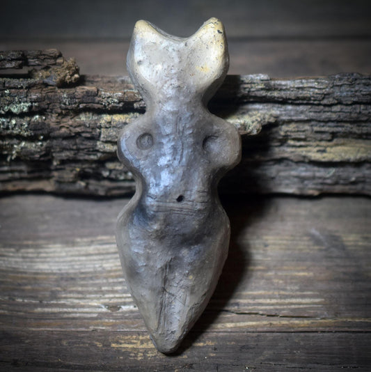 Taschengöttin der Nacht – Mondgöttin aus archaischem Ton - TAS014