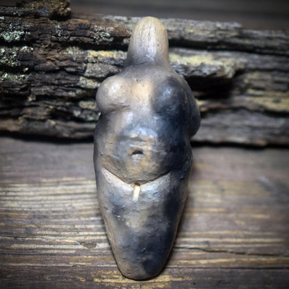 Taschengöttin – Matriarchale Göttin aus archaischem Ton - TAS015
