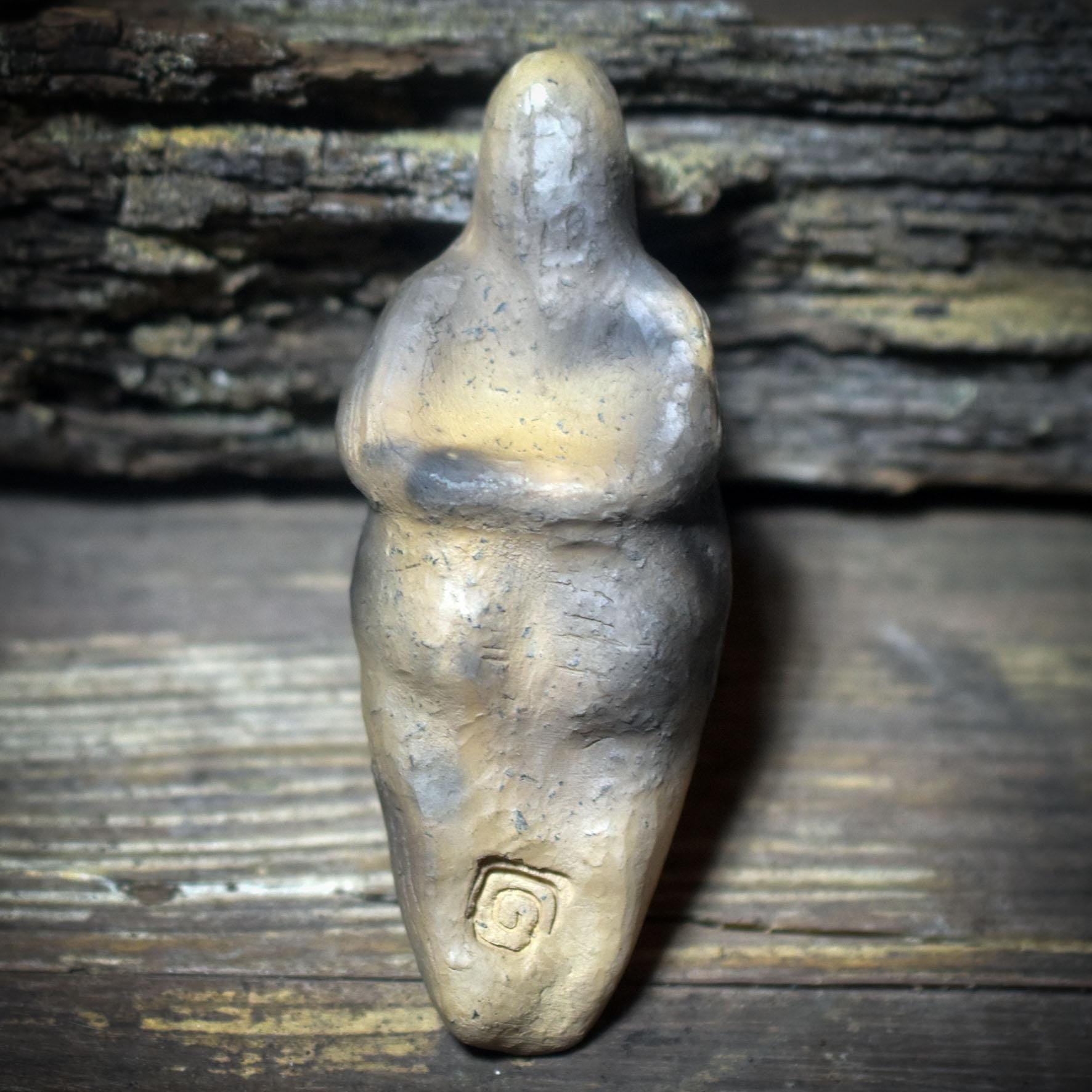 Taschengöttin – Matriarchale Göttin aus archaischem Ton - TAS015