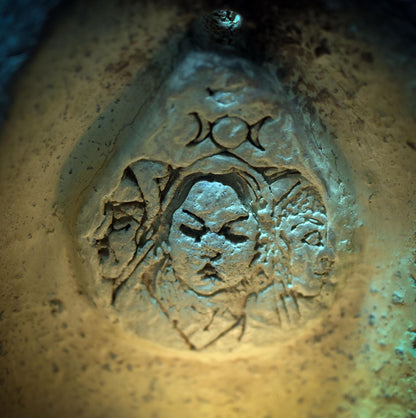 Hekate-Schrein aus Ton – Archaischer Altar für Übergänge und Wandlung - SCH020