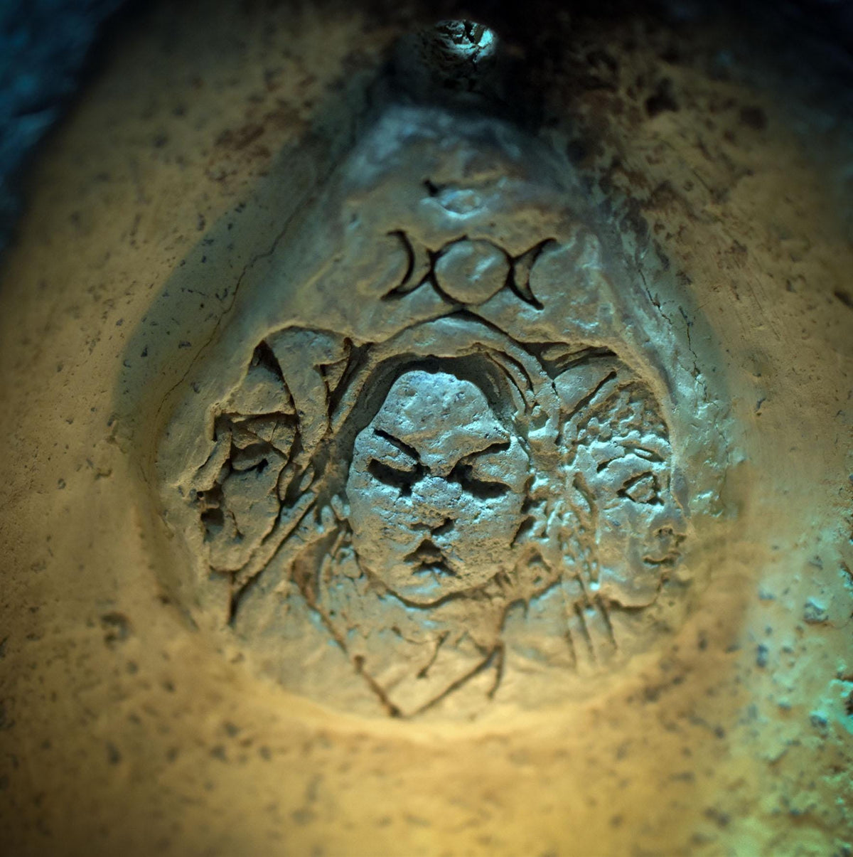 Hekate-Schrein aus Ton – Archaischer Altar für Übergänge und Wandlung