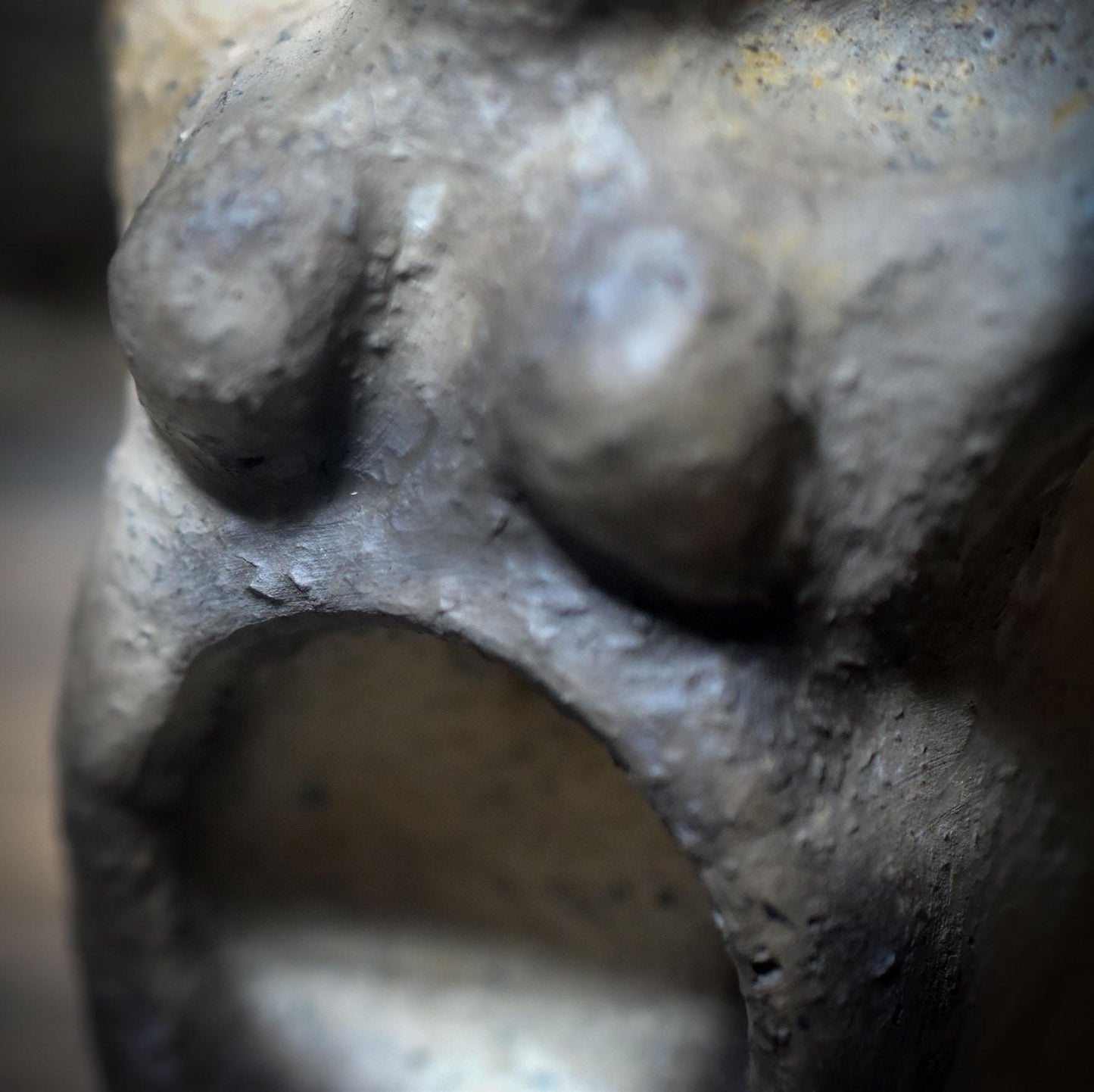 Sonnengöttin aus Ton – Archaische Hüterin des Feuers und des Rauchs - RÄH044