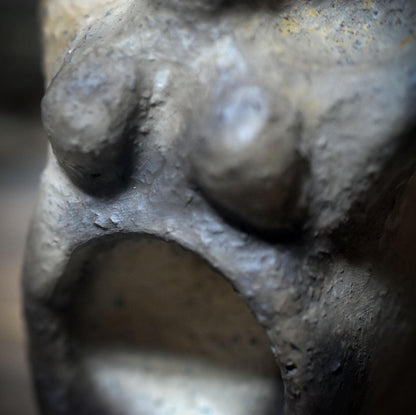 Sonnengöttin aus Ton – Archaische Hüterin des Feuers und des Rauchs