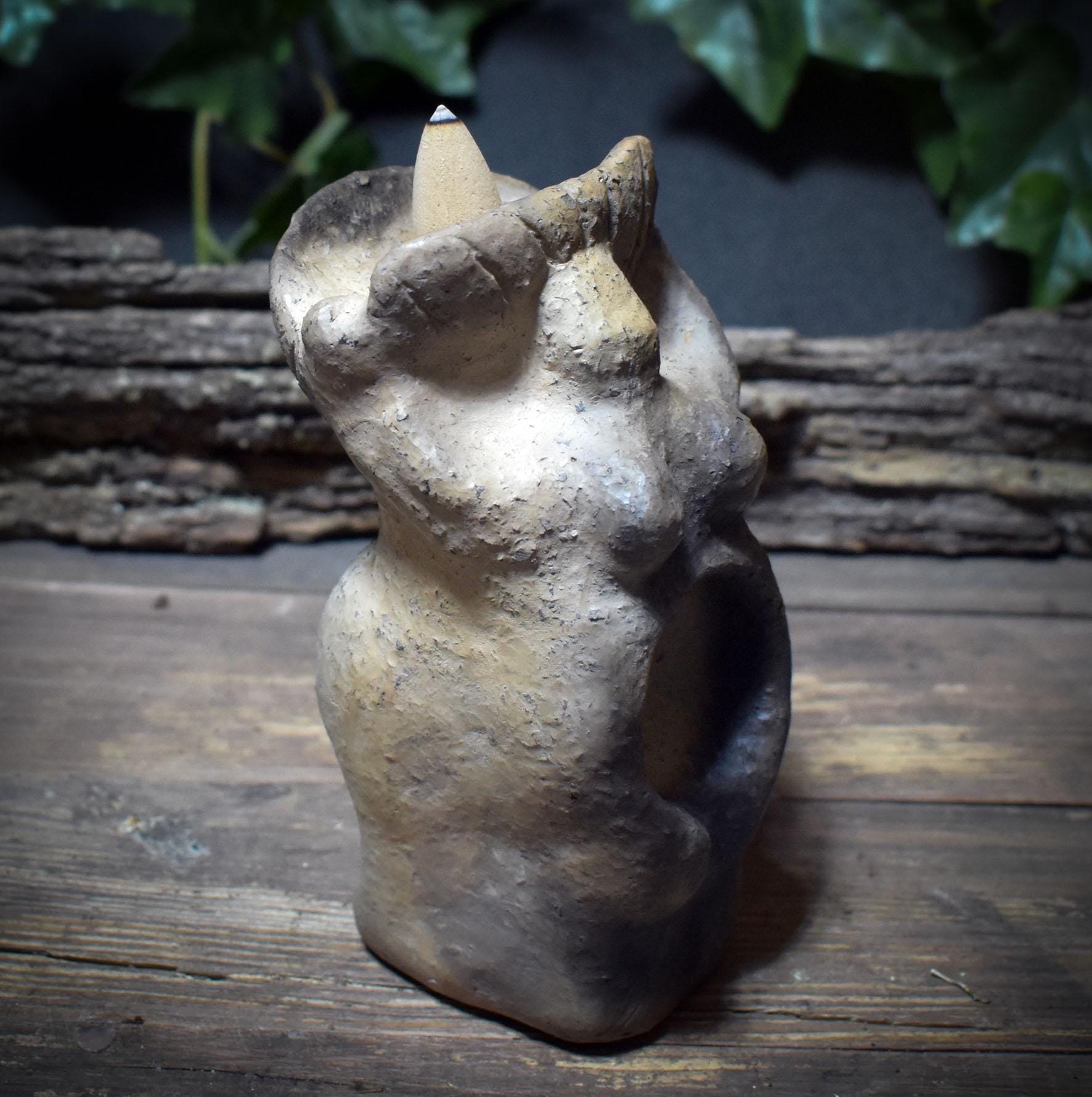 Sonnengöttin aus Ton – Archaische Hüterin des Feuers und des Rauchs - RÄH044