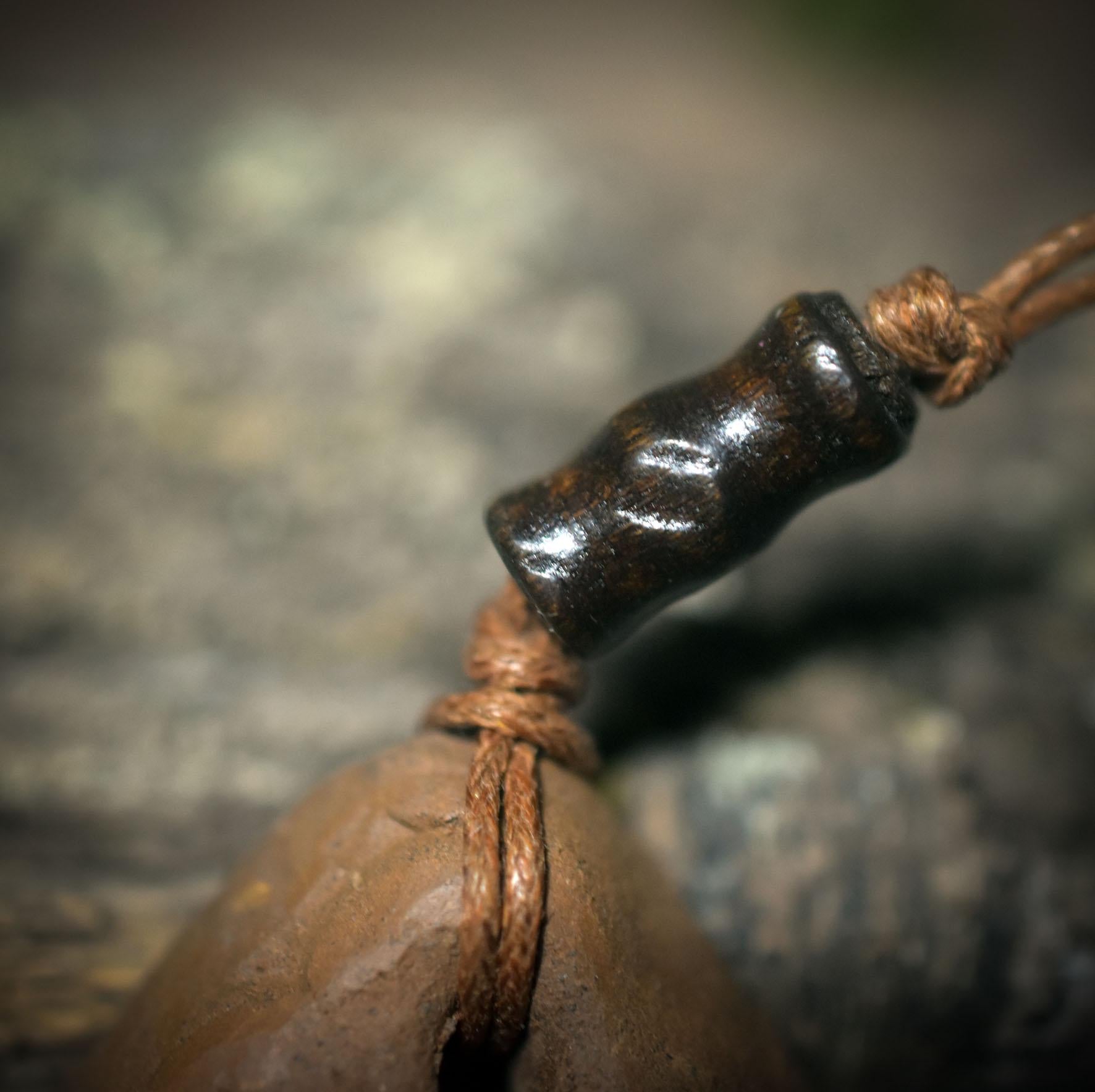 Bienen-Amulett aus Ton – archaische Kunstform aus traditionell gebranntem Ton - AMU069