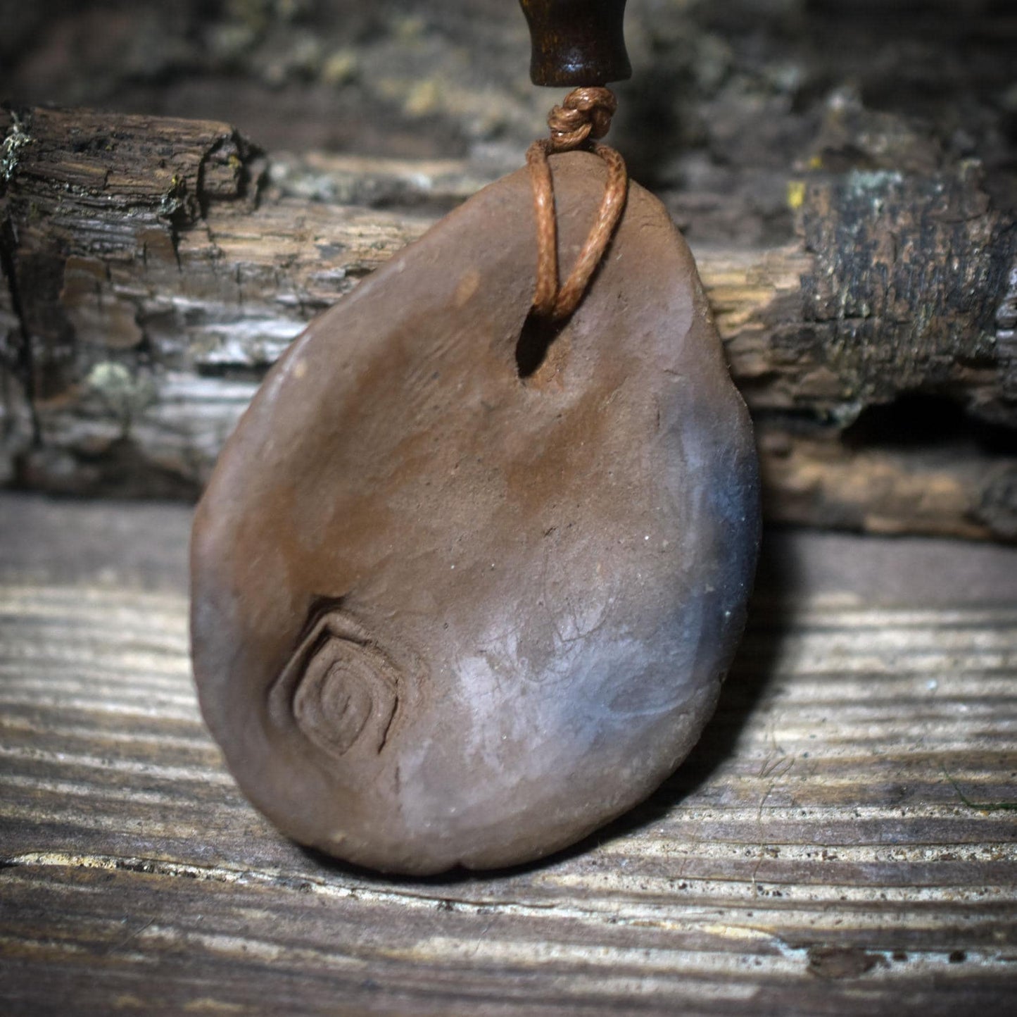 Bienen-Amulett aus Ton – archaische Kunstform aus traditionell gebranntem Ton - AMU069