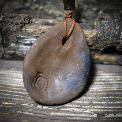 Bienen-Amulett aus Ton – archaische Kunstform aus traditionell gebranntem Ton - AMU069