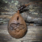 Bienen-Amulett aus Ton – archaische Kunstform aus traditionell gebranntem Ton - AMU069