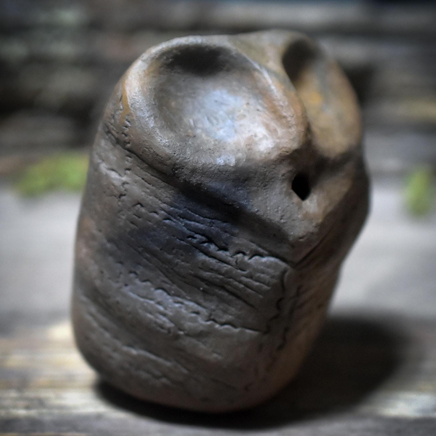 Schamanische Rassel in Form des Krafttieres Eule – Rauchbrandkunst als spiritueller Begleiter - SRA066