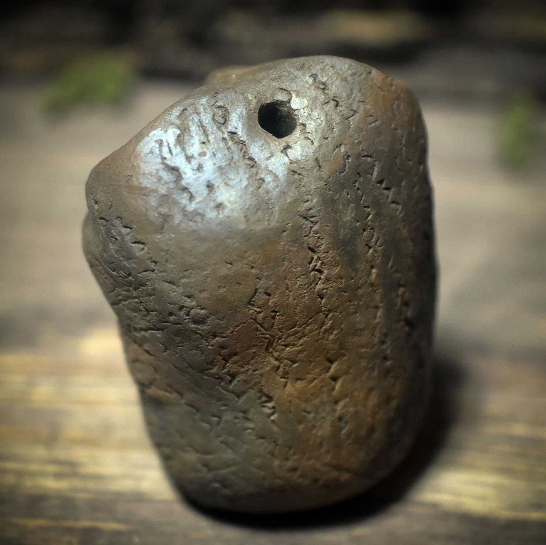 Schamanische Rassel in Form des Krafttieres Eule – Rauchbrandkunst als spiritueller Begleiter - SRA066