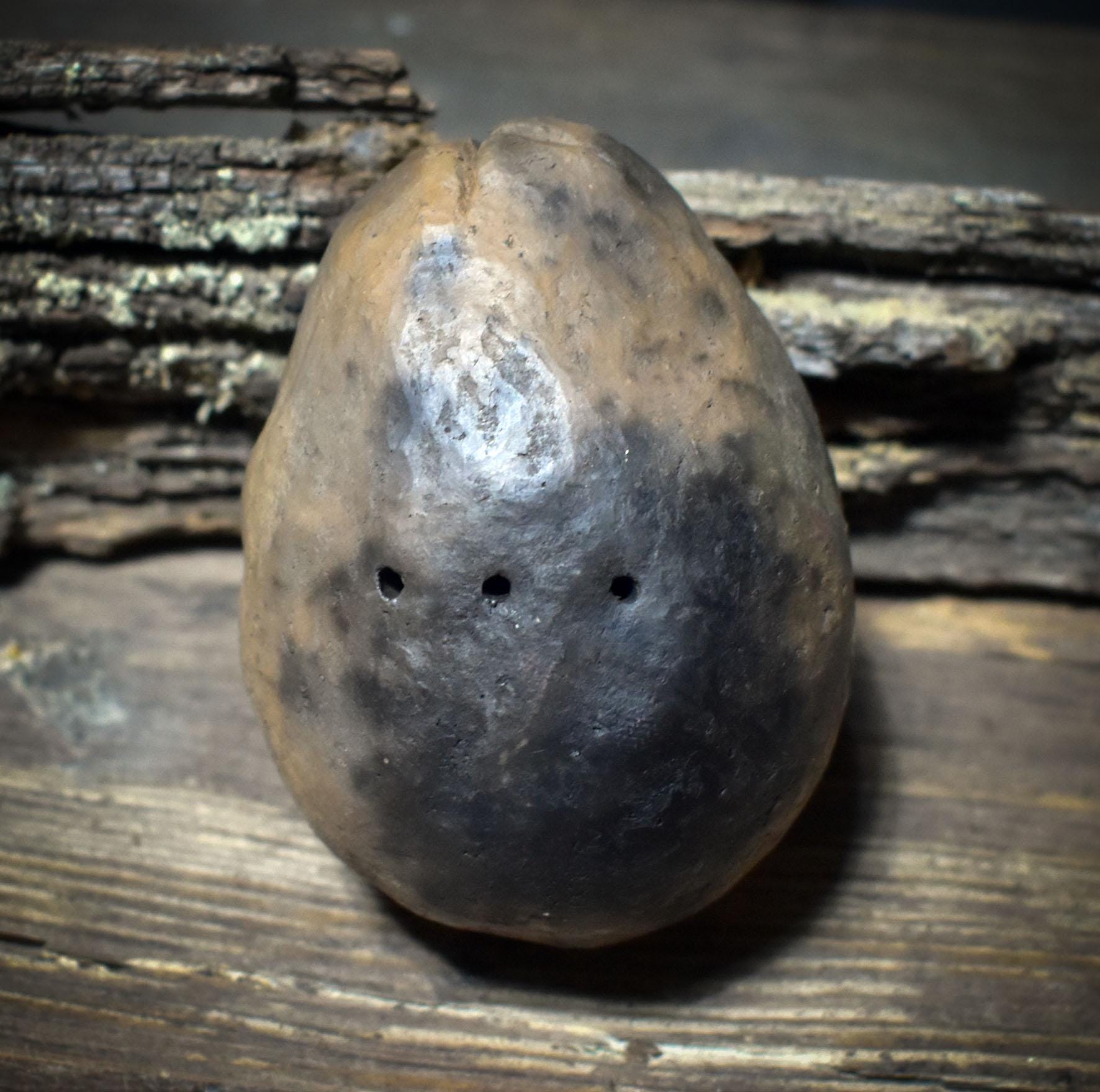 Ostara-Ei des Lebensweges – Handrassel aus Ton - Maiden · Mother · Crone vereint in einem frühzeitlichen Klang-Ei - SRA069